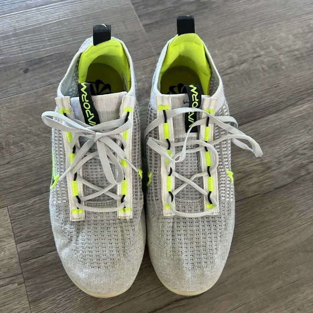 Nike Air VaporMax Flyknit Sneakers 8.5 - Picture 2 of 6